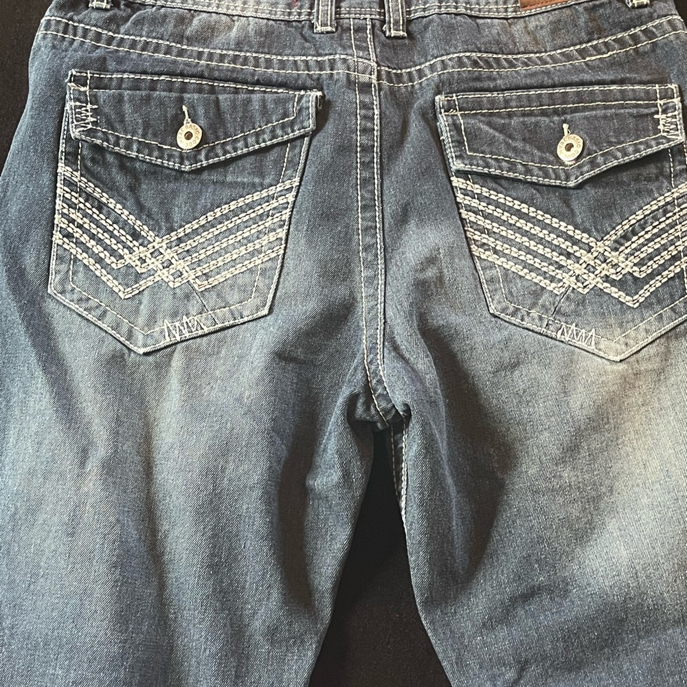 Relaxed Fit Men's Washed Blue Jeans with Contrast Pocket Stitching